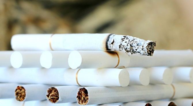 Средната цена на цигарите в България е с 25-30 на