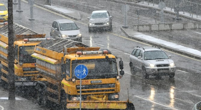 В София, във връзка с валежите от сняг, се изпълняват