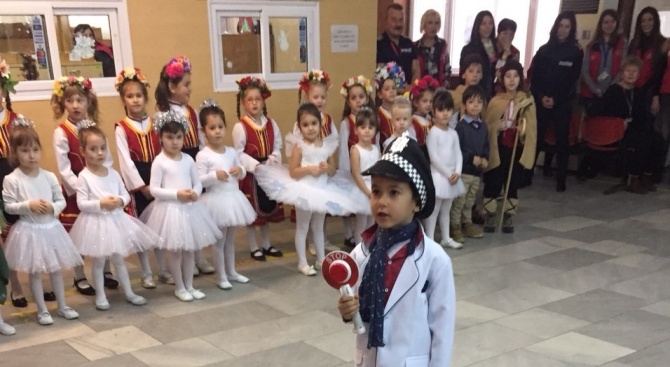 Децата 177-ма ЦДГ „Лютиче“ изненадаха с празничен концерт служителите на