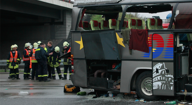 Един човек загина, а 44 бяха ранени, когато автобус се