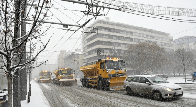 Екипите, ангажирани с почистването на снега в София продължават своята