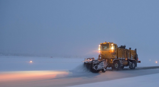 Снегопочистваща машина се е преобърнала в района на местността Черна