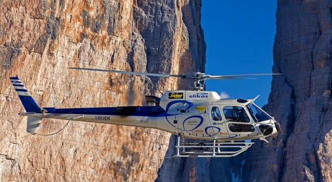 Медицински хеликоптер се разби в планинския район край втория по