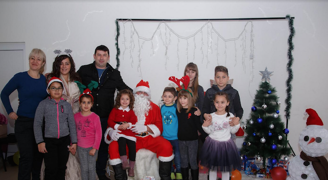 Младежката структура на ГЕРБ в Годеч зарадва децата, живеещи в