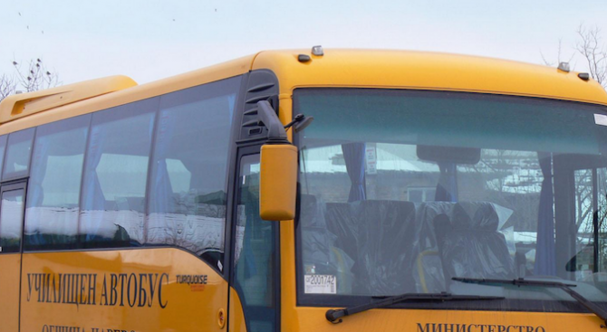 Две свищовски училища разполагат с нови автобуси, предоставени от МОН,