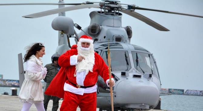 Дядо Коледа и Снежанка пристигнаха с редовен полет от Лапландия.