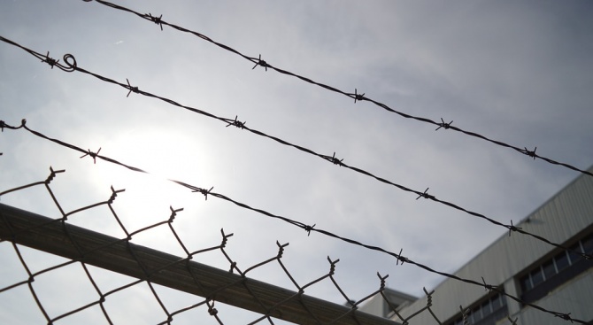 Надзирател в затвора в Ловеч е бил арестуван днес по