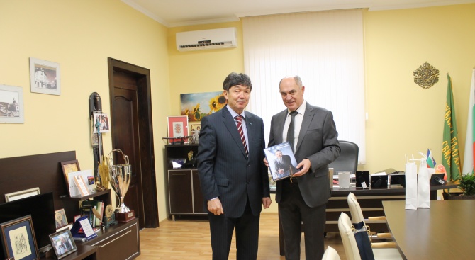 Посланикът на Република Казахстан у нас Темиртай Избастин гостува в