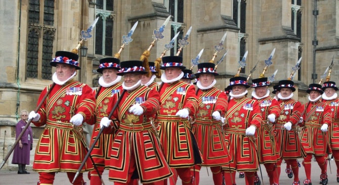 Гвардейците на лондонския Тауър смениха днес традиционните си червено-златисти униформи