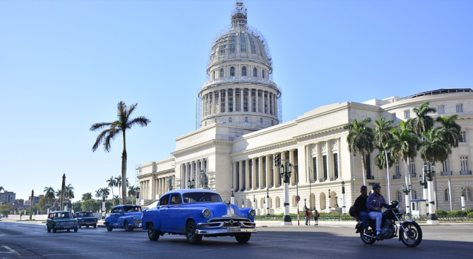 Огромни вълни заляха крайбрежните зони на кубинската столица, предаде БНТ.