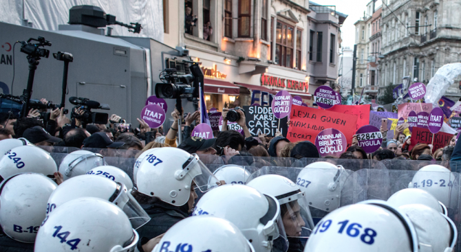 Няколко хиляди души протестираха днес в Истанбул срещу поскъпването на
