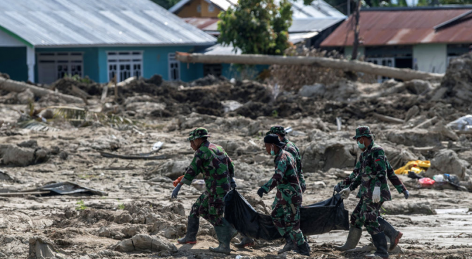 Броят на загиналите в Индонезия от вълната цунами нарасна до