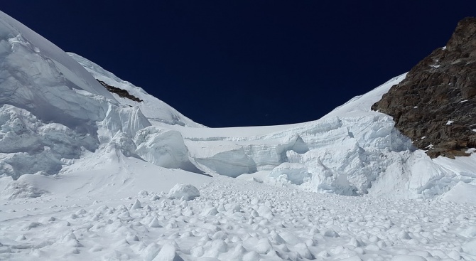 За висок риск от лавини предупреждават от Планинската спасителна служба.