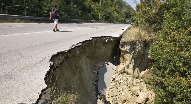 Пътните настилки в Сливенска област са сухи и нормално проходими.