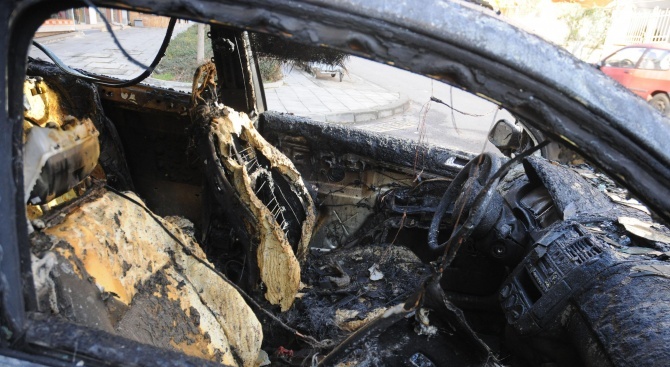 Товарен и лек автомобил са увредени при пожар в казанлъшкото