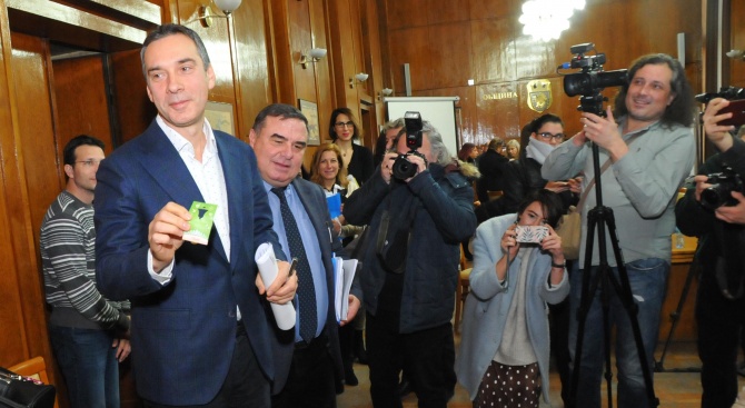 Три еднакви късмета изтеглиха от новогодишната баница кметът на Бургас