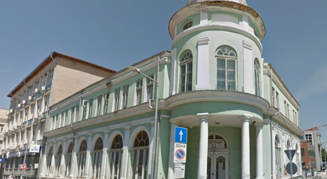 Рушащата се сграда на бившия Гарнизонен клуб в Разград, по-известен