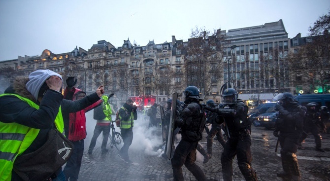 Седма поредна събота "жълтите жилетки" във Франция излизат на протест,