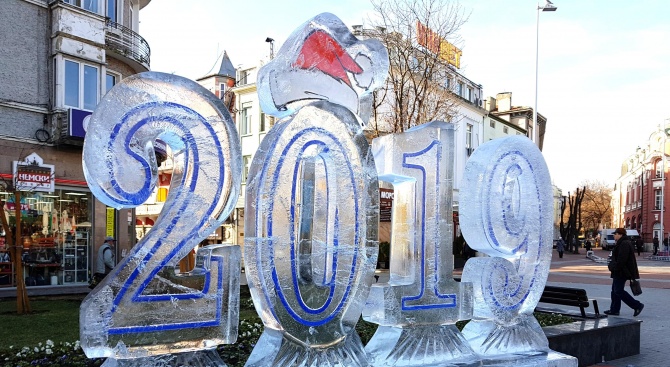 Ледена скулптура с цифрите "2019" е изложена в центъра на