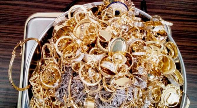 Над 2,5 килограма контрабандни златни изделия и накити откриха митническите