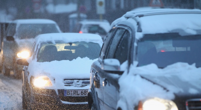 Обилен снеговалеж предизвика транспортен хаос в части от Германия и