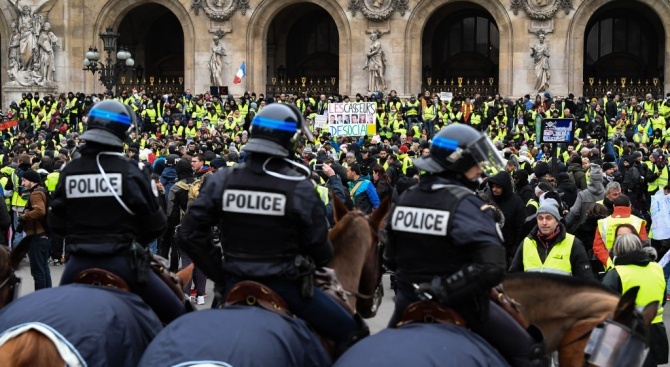 При вчерашните протести на "жълтите жилетки" в Париж са арестувани