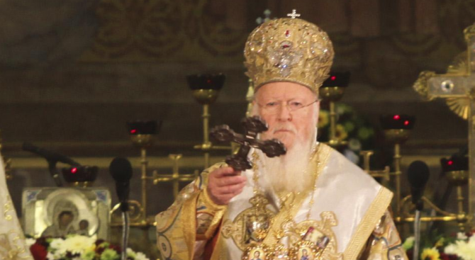 Вселенският патриарх Вартоломей връчи днес томоса за автокефалията на предстоятеля