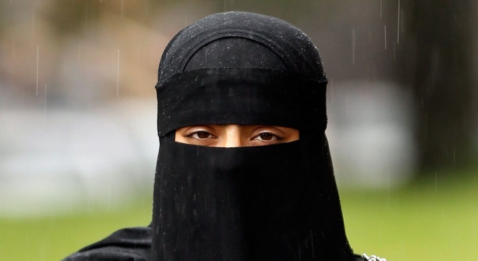 Саудитска тийнейджърка, която твърди, че е избягала от домашно насилие