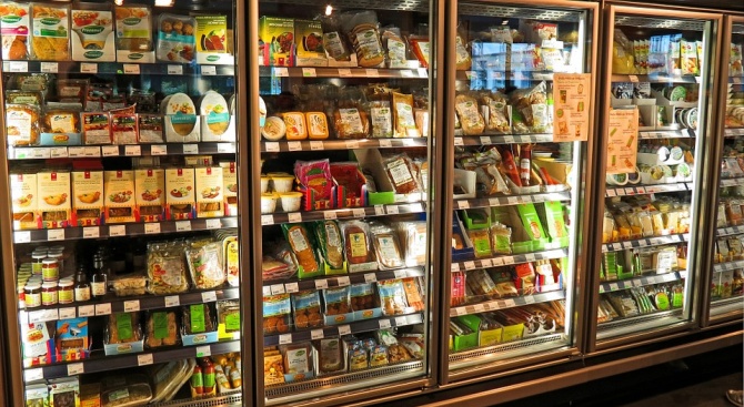 Хладилна витрина с продукти в помощ на бедни заработи пред