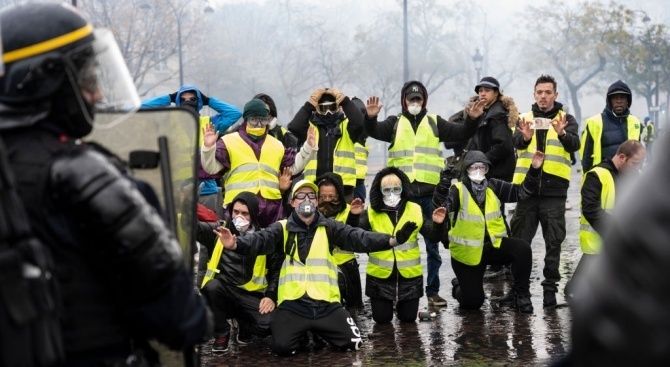 Франция въвежда строги мерки срещу необявените протести след седем седмици