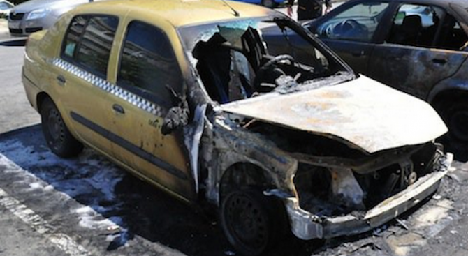 Пожар в такиметров автомобил "Дачия" са гасили служителите от Първа