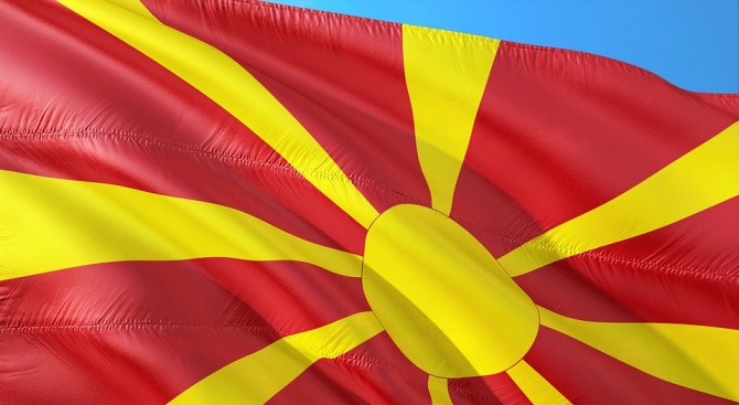 Точно по обед движенията "Твърдолинейни" и "Македония блокира" започнаха протест