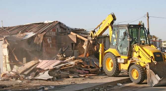 В пловдивското село Войводиново започна събарянето на постройки в ромската