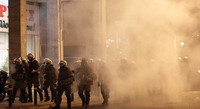 Гръцката полиция употреби сълзотворен газ срещу малка група леви активисти,