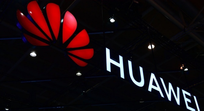 Китайският технологичен гигант Хуавей (Huawei) уволни служителя си китаец, арестуван