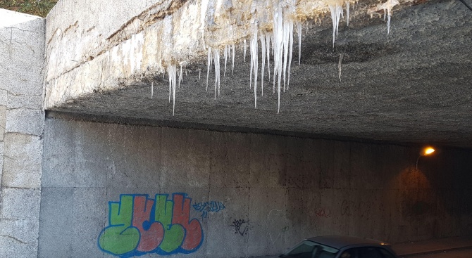 Страховити ледени висулки са се образували над подлеза до "Спортна