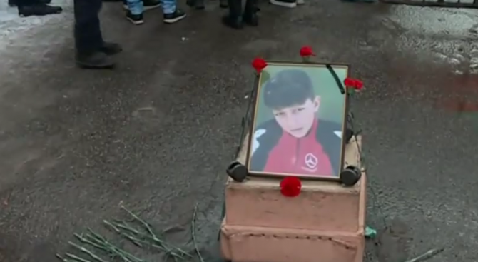 В София, близките на починалото от задушаване 11-годишно момче направиха