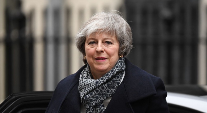 Британският премиер Тереза Мей призова днес депутатите да погледнат отново