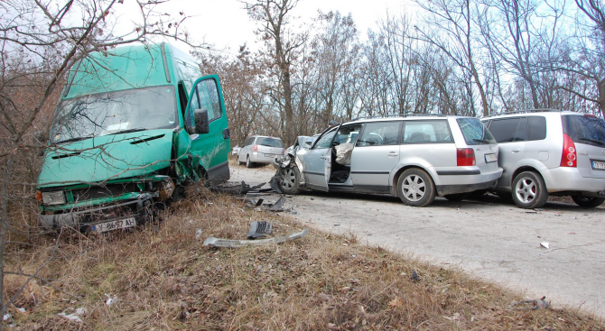 Четири автомобила пострадаха при верижна катастрофа. Инцидентът стана около 13,00