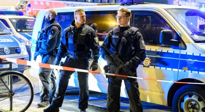 Германската полиция претърси 12 апартамента в страната във връзка с