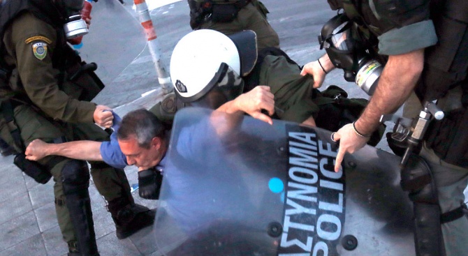 Няколко души пострадаха при сблъсъци между протестиращи и полиция в