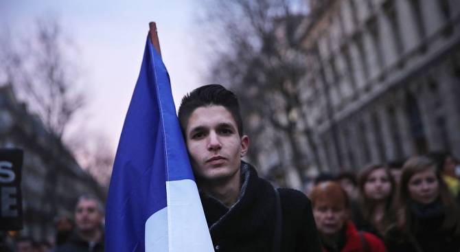 Хиляди граждани манифестираха в Париж в знак на протест срещу