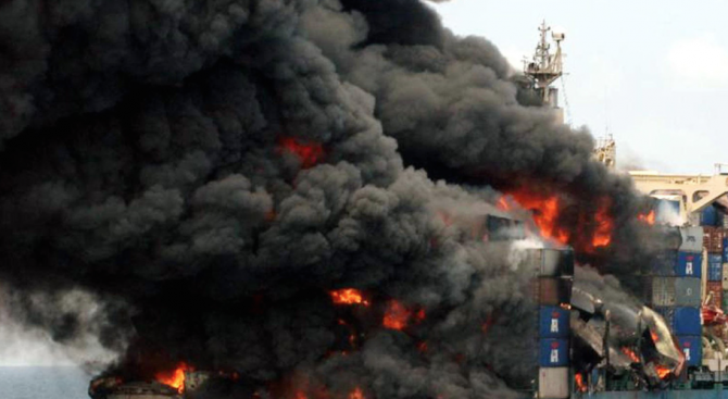 Десет души загинаха днес при пожар на два кораба под