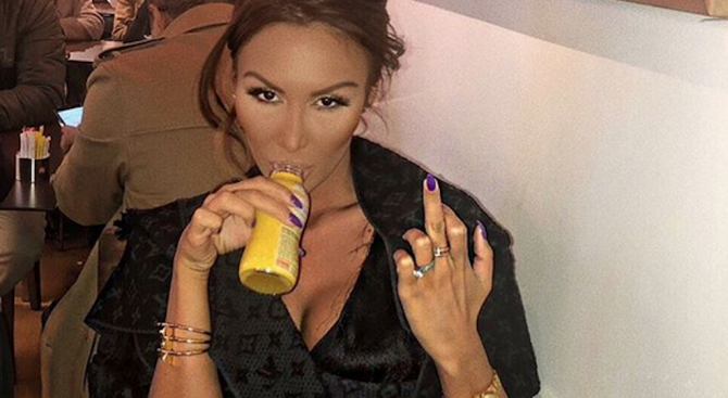 Скандалната плеймейтка Моника Валериева показа среден пръст на фотос, споделен