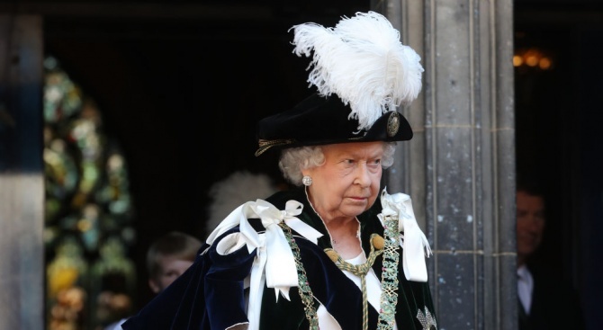 В момент, когато криза с Брекзита се задълбочава, кралица Елизабет