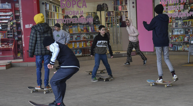 Скейтбордисти се събраха в подлеза на НДК под наслов „Масово