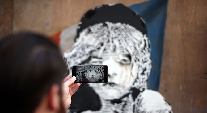 Творба на художника Банкси в памет на жертвите на терористичните
