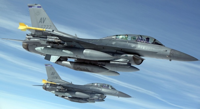 САЩ и Канада са вдигнали във въздуха два изтребителя F-22,
