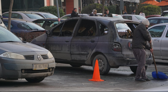 Автомобил изгоря на паркинга на варненски търговски център. 4 Няма