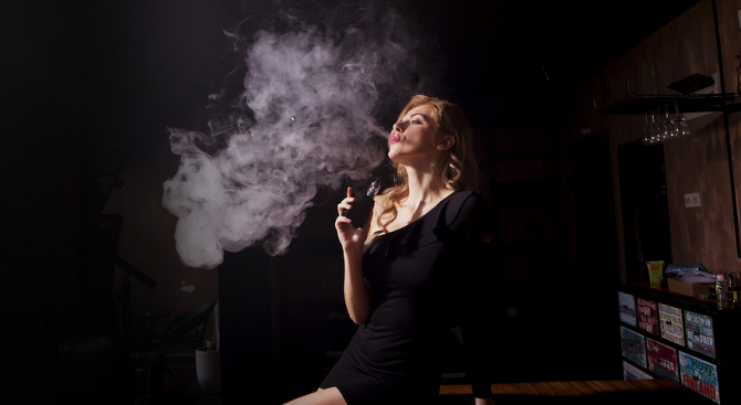 Електронните цигари са близо два пъти по-ефикасни от никотиновите заместители